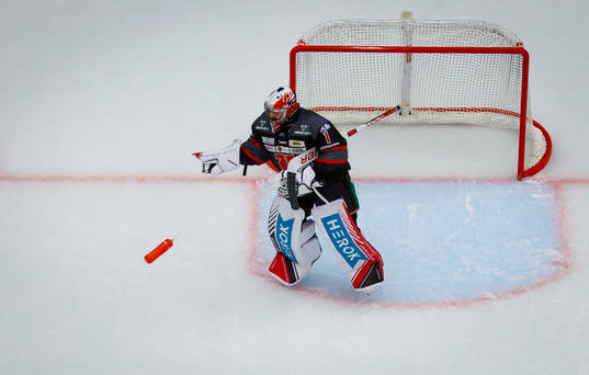 Örebros målvakt Jhonas Enroth kastar vattenflaskan och
