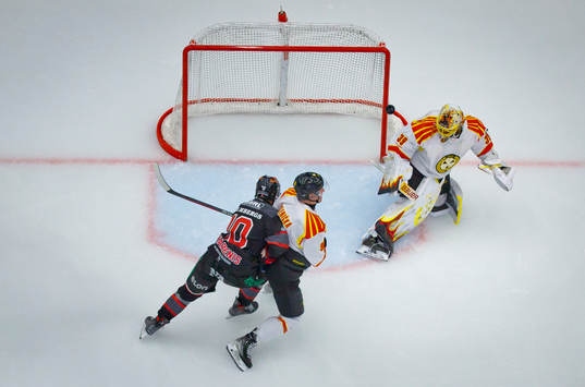 Brynäs målvakt Anders Lindbäck och Örebros Rihards