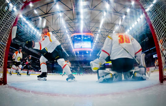 Brynäs Hannes Björninen och målvakt Anders Lindbäck