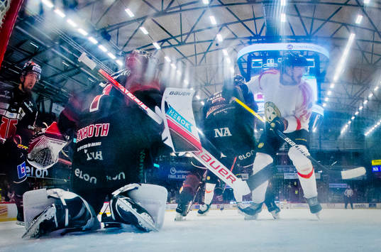 Brynäs Hannes Björninen och Örebros målvakt Jhonas