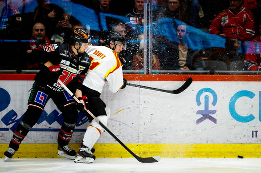 Örebros Philip Holm och Brynäs Greg Scott
