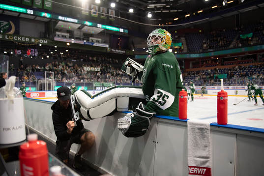 Färjestads materialare Fredrik Sundin hjälper målvakt