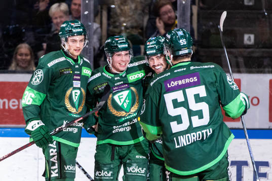 Färjestads Oscar Lawner jublar med lagkamrater