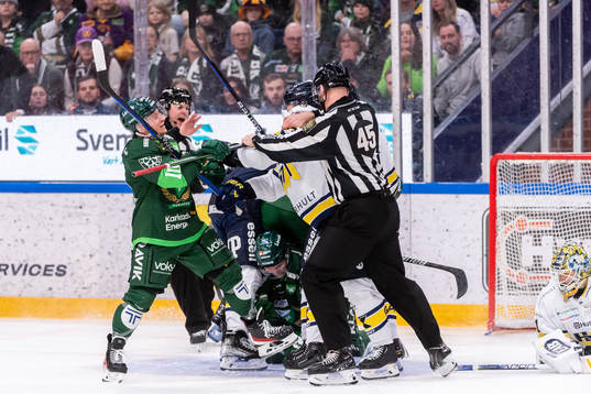 Färjestads Marcus Nilsson och HV71s Victor Sjöholm i bråk