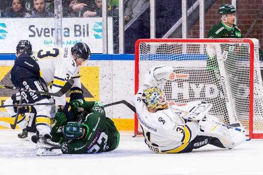 HV71s Måns Lindbäck och målvakt Joni Ortio mot