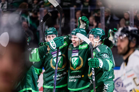 Färjestads Ville Pokka jublar med lagkamrater