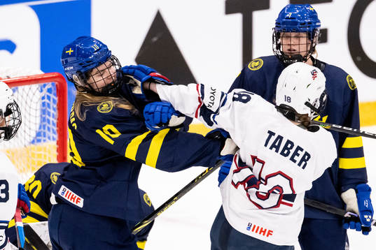 Linnea Natt och Dag of Sweden and Samantha Taber of USA