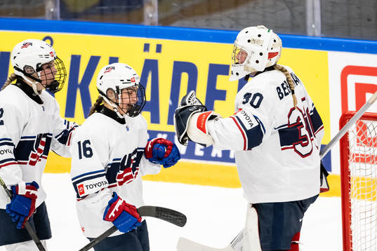 Lucia Digirolamo celebrate with goaltender Annelies