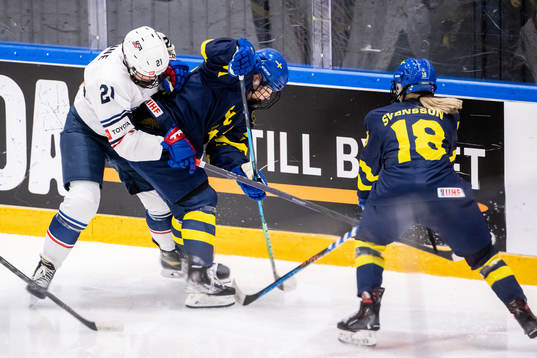 Joy Dunne of USA against Emma Goding and Hilda Svensson of