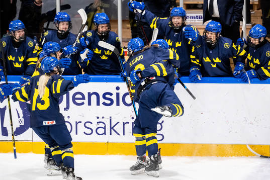 Mira Jungåker of Sweden celebrate with Jenna Raunio