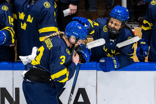 Mira Jungåker of Sweden celebrates scoring 1-1 tighter