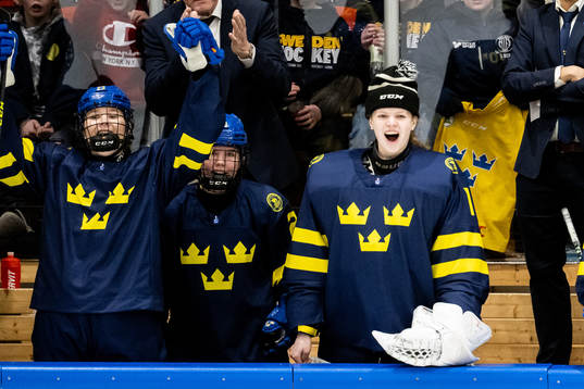 Isabelle Leijonhielm and goaltender Ida Henriksson of
