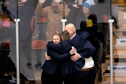 Assistant coach Ulf Hall, assistant coach Pernilla Winberg