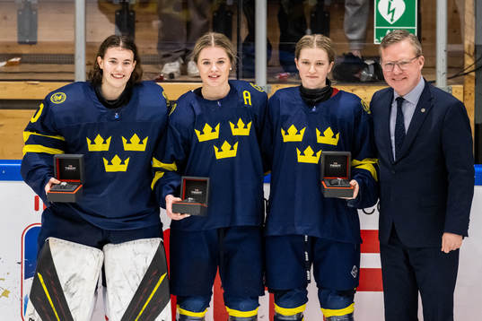 Goaltender Felicia Frank, Mira Jungåker and Hilda Svensson