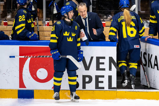Ebba Hedqvist and head coach Andreas Karlsson of Sweden