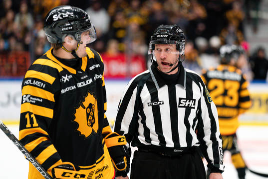 Skellefteås Max Lindholm och linjedomare Jan Sandström