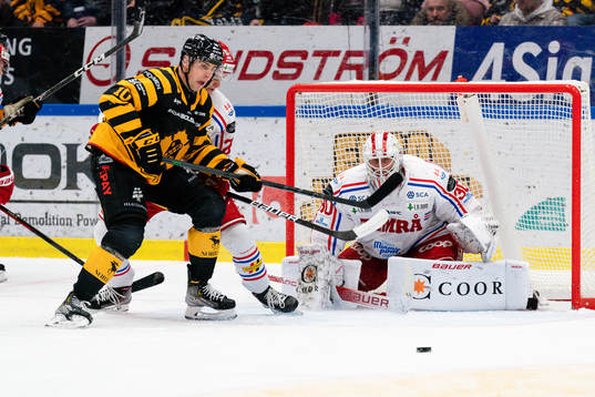 Skellefteås Joakim Lindström och Timrås målvakt Jacob