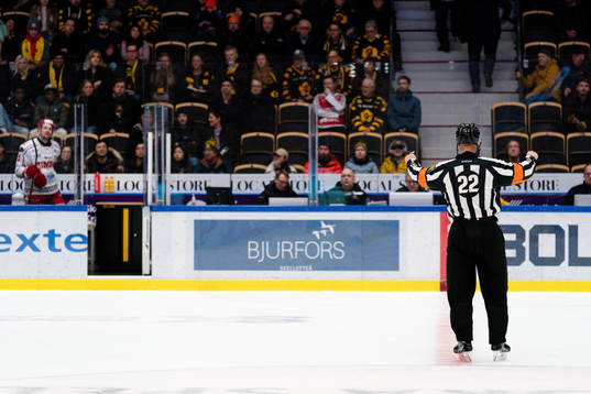 Domare Andreas Harnebring dömer ut match penalty på