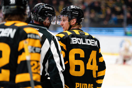 Skellefteås Jonathan Pudas och linjedomare Jan Sandström