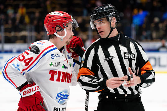Timrås Jonathan Dahlén och domare Richard Magnusson