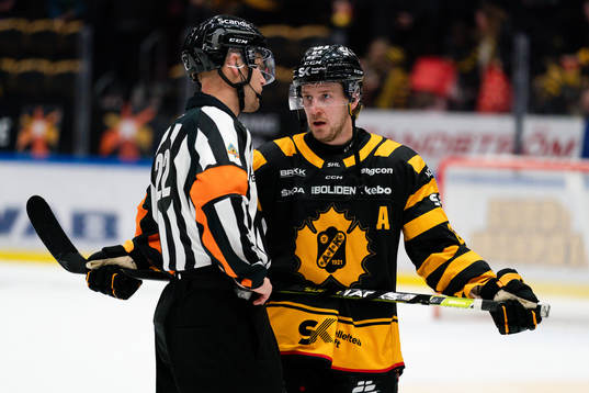 Skellefteås Jonathan Pudas och domare Andreas Harnebring