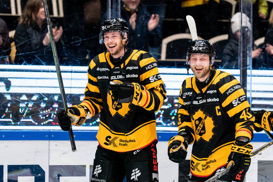 Skellefteås Tom Kühnhackl and Oscar Möller jublar