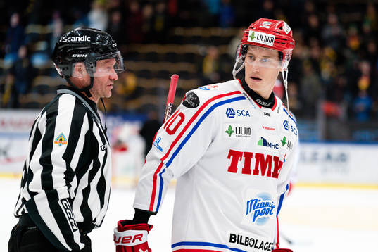 Linjedomare Jan Sandström och Timrås Robin Alvarez