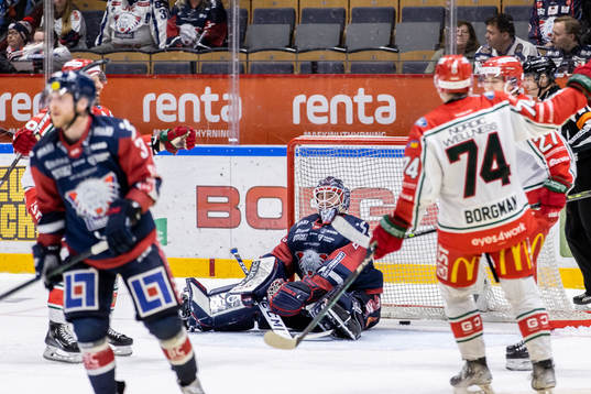 Linköpings målvakt Marcus Högberg deppar