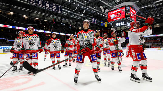Frölundas spelare jublar och tackar publiken
