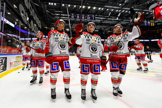 Frölundas spelare jublar och tackar publiken