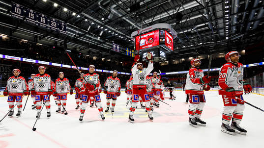 Frölundas spelare jublar och tackar publiken