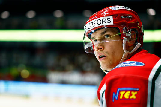Frölundas Tom Nilsson nder ishockeymatchen i SHL mellan