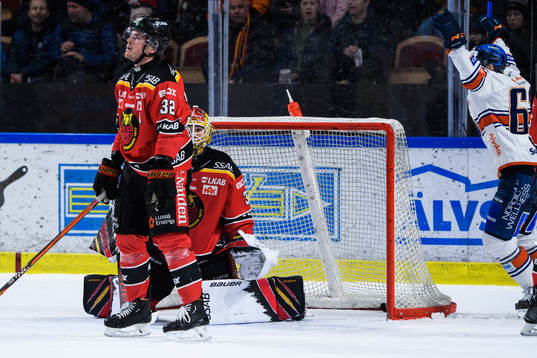 Luleås Oscar Engsund och målvakt Matteus Ward deppar