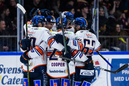 Växjös Keegan Lowe jublar med lagkamrater