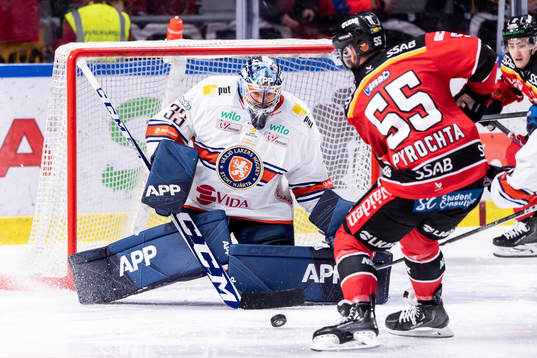 Växjös målvakt Emil Larmi och Luleås Filip Pyrochta
