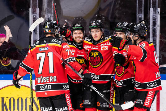 Luleås Julius Honka jublar med Einar Emanuelsson och
