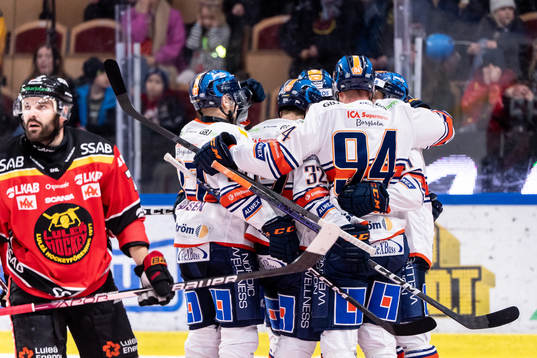 Växjös Tobias Rieder jublar med lagkamrater