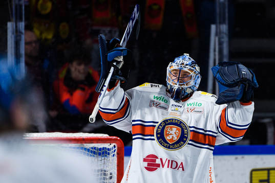 Växjös målvakt Emil Larmi jublar