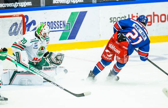 Rögles målvakt Calle Clang och Oskarshamns Myles Powell