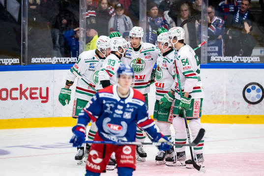 Rögles Adam Tambellini jublar med lagkamrater