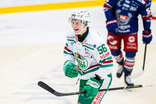 Rögles Adam Engström jublar