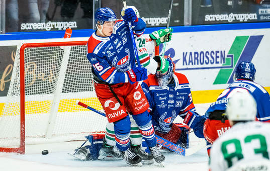 Oskarshamns Emil Lilleberg och målvakt Tim Juel mot