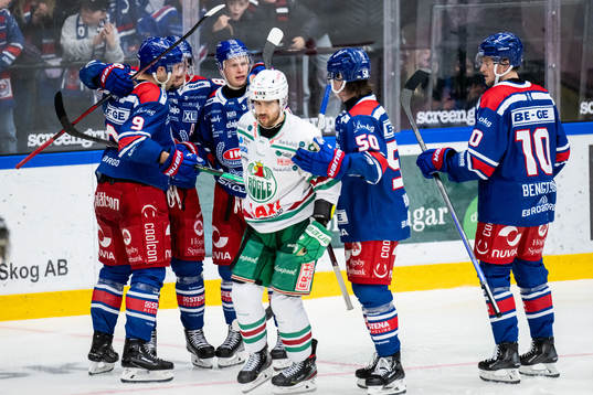 Oskarshamns Antti Suomela jublar med lagkamrater