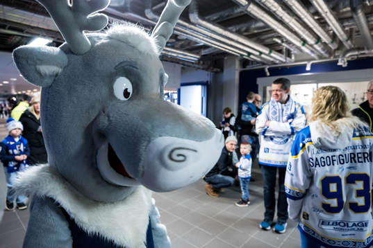 Idre fjälls Aske på familjedagen innan ishockeymatchen i
