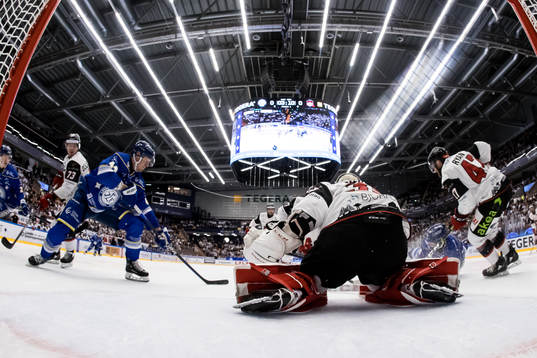 Leksands Carter Ashton och Malmö Redhawks målvakt Adam