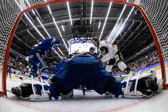 Malmö Redhawks Carl Söderberg och Leksands målvakt