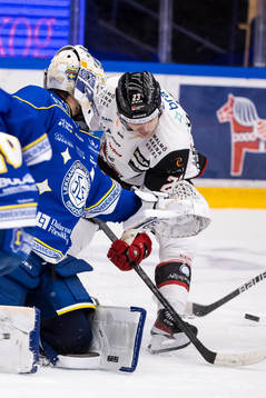 Malmö Redhawks Christoffer Forsberg och Leksands målvakt