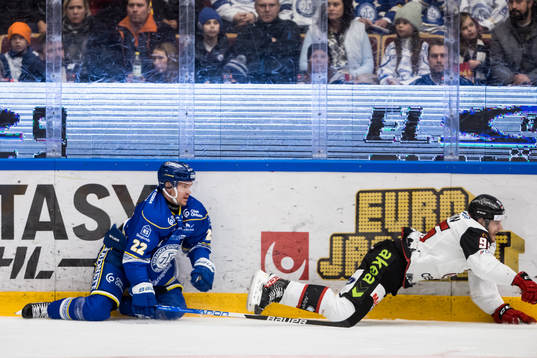 Leksands Tobias Ekberg och Malmö Redhawks Lukas Wernblom