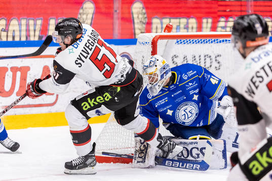Malmö Redhawks Emil Sylvegård oroar mot Leksands målvakt