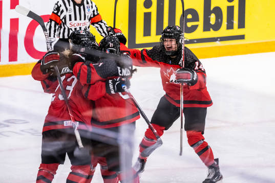 Emma Pais of Canada celebrate